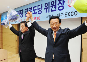 이인기 한나라당 신임 경북도당위원장이 지난달 30일 엑스코에서 취임식을 가졌다. 이 신임 위원장이 김태환 직전 도당위원장과 손을 들고 있다. 성일권기자 sungig@msnet.co.kr