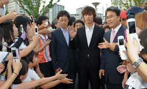 9일 열린 박주영 축구장 개막식에 참석한 박주영 선수가 몰려든 팬들에게 손을 흔들고 있다. 오른쪽은 이재만 동구청장이다. 사진·우태욱기자 woo@msnet.co.kr