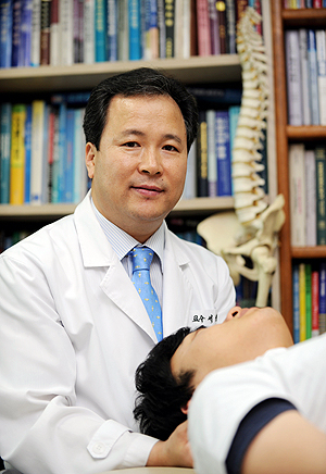 서현규 대구보건대학 물리치료과 교수가 정형전문도수치료법에 대해 시범을 보이고 있다. 이채근기자 mincho@msnet.co.kr