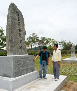 의성 김씨 입향조 팔오헌공의 12대 종손인 김흥원(오른쪽) 씨와 11대손인 김철진 씨가 독립운동기념비를 둘러보고 있다.