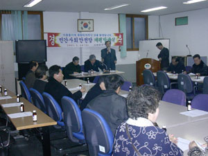 대구시 동구 도평동 민간사회안전망추진위원회는 어려운 여건 속에서도 이웃돕기 등에 발벗고 나서는 등 지역 사회에서 사회안전망 역할을 톡톡히 하고 있다. 추진위 발대식 모습.