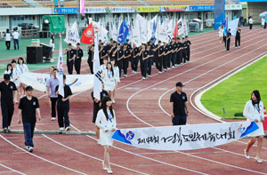 15일 포항종합운동장에서 열린 제48회 경북도민체전 개회식 리허설에서 기수단이 입장하고 있다. 성일권기자 sungig@msnet.co.kr