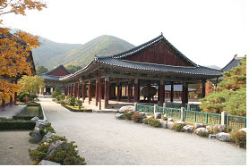 청도 운문사 만세루(위쪽)와 청송 송만정 모습.
