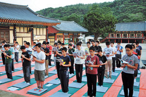 ▲15일 은해사 템플스테이에 참가해 극락보전 앞에서 저녁 예불을 올리고 있는 능인고 1학년 학생들.