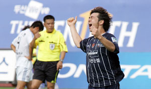 18일 대구시민축구장에서 열린 수원 삼성과의 경기에서 대구FC 조형익이 전반 43분 동점골을 터뜨린 뒤 환호하고 있다. 대구FC 제공
