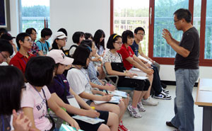 대구의 초·중·고교생 300여 명이 참가한 제1회 문학캠프가 대구시교육청 주최로 포항 대구교육해양수련원에서 열렸다. 사진은 특강을 진행 중인 김용택 시인.