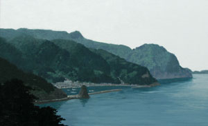 장이규 작-저동항 도동등대(행남등대)에서 바라본 저동항의 모습. 호수처럼 잔잔한 바닷가에 산그림자가 드리우고, 연무에 휩싸인 울릉 저동항의 모습은 숨은 듯 가까이 다가선다. 저동항을 지키는 촛대바위가 유난히 외로워 보인다. 그림처럼 울릉의 산세는 가파르기 그지없다. 해안을 따라 난 좁은 오솔길 외에는 달리 발걸음을 내디딜 곳이 마땅치 않을 정도다. 하지만 사람들은 이곳에 둥지를 틀고 삶을 이어간다. 또렷한 초록의 색채만큼이나 활력이 넘친다. 장이규 화백은 