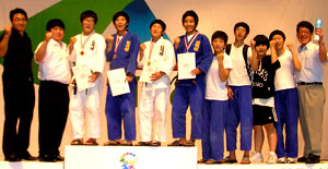 2010 하계 전국 남녀중고교유도연맹전에서 4개의 메달을 딴 입석중 선수단. 입석중 제공