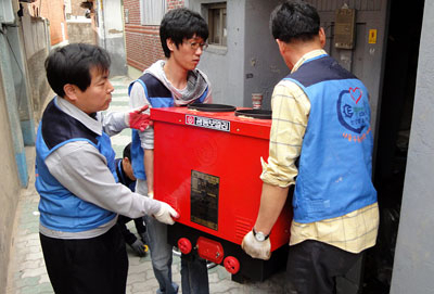 보냉가설 봉사단 대구경북지부는 2009년 7월 발족 이후 홀몸 어르신이나 복지관을 찾아 고장난 보일러를 고쳐주는 등 주거환경을 개선하는 데 노력하고 있다. 보일러를 교체해주는 봉사단.