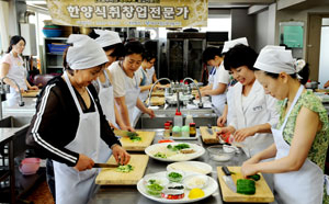 경력단절 여성들을 위한 여성새로일하기센터는 교육에서부터 이력서 쓰기, 면접보는 요령까지 알려주며 여성 취업을 알선해주고 있다. 대구여성인력개발센터에서 한식조리사 과정을 듣는 여성들의 표정이 진지하다. 이채근기자 mincho@msnet.co.kr