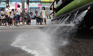 23일 대구지역 낮 최고 기온이 35.1℃까지 오르며 불볕더위가 계속되자 중구청 환경과 살수차가 물을 뿌리며 도로를 식히고 있다. 김태형기자 thkim21@msnet.co.kr
