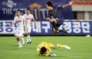 대구FC 김동석이 25일 대구시민축구장에서 열린 경남FC와의 경기에서 후반 8분 김병지 골키퍼를 제치고 선제골을 터뜨리고 있다. 대구FC 제공
