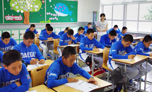 대구중 야구부 학생들이 여름방학을 맞아 부족한 공부를 만회하기 위해 방과 후 교실에 참여, 공부하고 있다. 정운철기자 woon@msnet.co.kr