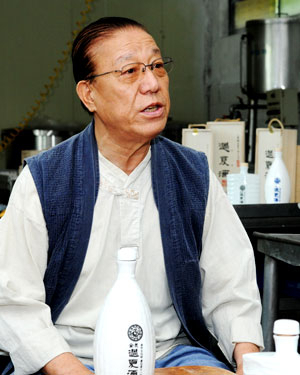 김천 과하주의 전통 제조기법을 전승 보존하고 있는 경상북도 무형문화재 송강호(70) 씨가 과하주의 우수성과 우리 전통주의 문화적 가치를 설명하고 있다. 권동순기자 pinoky@msnet.co.kr
