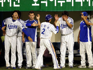 30일 대구시민야구장에서 열린 삼성-넥센전. 0대1로 뒤진 7회 말 2루와 3루를 연달아 훔친 삼성 김상수가 박석민의 동점 적시타 때 홈을 밟은 후 동료들과 환호하고 있다. 삼성 라이온즈 제공