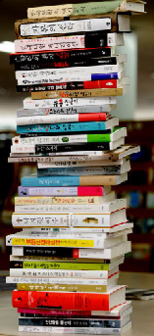 잘 팔리는 책들은 출판 단계에서 까다로운 검증을 거친다. 이채근기자