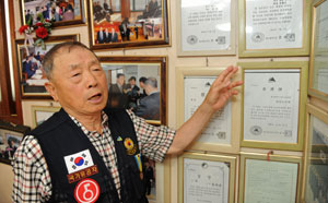 홍재남 할아버지가 7일 대구시 중구 남산동 대남경로당에서 봉사활동으로 수상한 대통령 표창 등 수많은 상장을 보여주고 있다. 우태욱기자 woo@msnet.co.kr