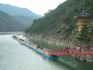 수변 산책로로 조성된 구미 금오산 올레길이 구미의 새로운 명소로 자리 잡고 있다. 구미시 제공