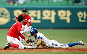3일 대구시민야구장에서 열린 삼성-SK전. 1회 말 무사 1루에서 삼성 강봉규 타석 때 1루 주자 조동찬이 2루 도루에 성공하고 있다. 삼성 라이온즈 제공