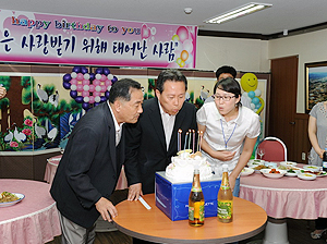 이현준 예천군수는 매월 한 차례씩 직원 생일잔치를 마련해 직원들과의 