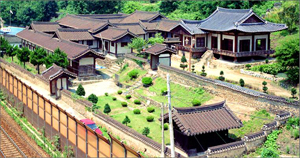 석주 이상룡 선생 등 독립운동가 9명을 배출한 고성 이씨 집안의 종택인 안동 임청각의 소유권이 80년 만에 문중 명의로 바뀐다. 현재 임청각의 모습과 일제가 철도를 놓기 전 임청각의 모습.