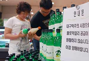 대구탁주 파업사태가 장기화하면서 막걸리 공급이 원활치 않자 그 자리를 대기업 브랜드 제품이 채우고 있다. 동아백화점 제공