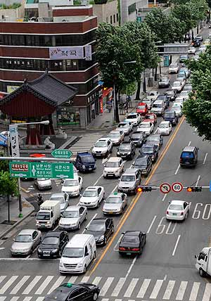 5일 오후 대구시 중구 계산오거리에서 서성네거리 방향 도로가 좌회전 및 직진 차량들로 몸살을 앓고 있다. 우태욱기자 woo@msnet.co.kr