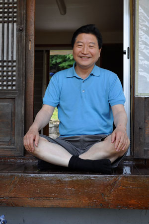 안상수 한나라당 대표가 7일 팔공산 은해사의 한 암자를 찾아 여름 휴가를 보내고 있다. 민병곤기자