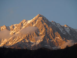 맥클러드 간즈와 박수 낙이 위치한 캉그라 계곡(Kangra Valley)은 히말라야 산맥 자락에 위치해 트레킹 코스로 인기가 높다.