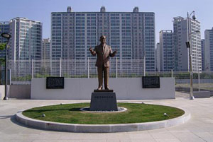 호암 동상 뒤편이 아파트 단지여서 경관이 겹친다는 지적이 일자 대구시가 동상 뒤에 나무를 심는 등 동상 주변경관 개선사업을 추진하고 있다. 현재 동상 모습(위 사진)과 경관 개선 후 모습.