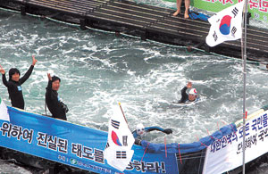 해군첩보부대 출신 예비역들이 죽변항을 출발, 수영 안전망 도크 속에서 독도를 향해 역영을 하고 있다.
