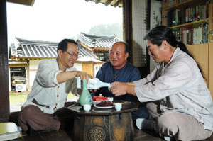 해헌고택을 찾은 애주가 이상호(하회탈춤 인간문화재·가운데) 씨와 이청초 한국화가(오른쪽)에게 김세현 씨가 봉화선주를 대접하고 있다.