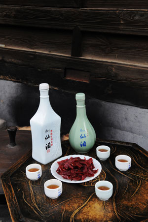 사각도자기병과 호리병에 담긴 봉화 선주. 취하면 신선의 경지에 이르는 시구가 떠올라 감동적인 시를 지을 수 있다고 해서 선주라는 이름이 붙었다.