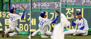 13일 대구시민야구장에서 열린 삼성-한화전. 2회초 1사에서 삼성 1루수 채태인이 한화 정원석의 파울 타구를 몸을 날려 잡아내고 있다. 삼성 라이온즈 제공