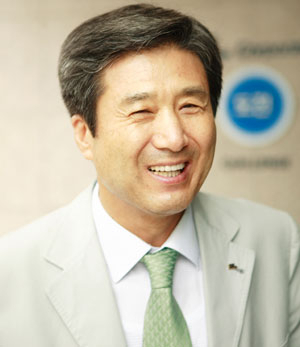 에스엘그룹 이충곤 회장은 협력사와 상생협력을 강조하며, 협력사의 경쟁력 강화를 위해 지원을 아끼지 않겠다고 강조했다. 에스엘 그룹 제공