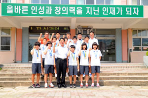 제39회 전국소년에서 메달을 딴 경북체육중 선수들과 최성규 교장, 정재권 체육부장. 경북체육중 제공