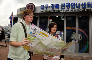 17일 대구를 찾은 외국인 관광객이 동대구역 관광안내센터 앞에서 지도를 편 채 행선지를 찾고 있다. 우태욱기자 woo@msnet.co.kr