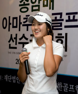 송암배 여자부에서 대구경북 선수로는 첫 우승한 구미 오상고 김수연이 시상식에서 인사말을 하며 좋아하고 있다. 대구CC 제공
