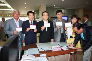 구미경실련, 구미시 학교운영위원장연합회, 어린이집연합회, 여성단체협의회, 구미회, 인사모 등 6개 단체 대표들과 남유진 구미시장이 24일 구미시청에서 