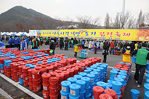 임직원이 1만여 명에 이르는 삼성전자 구미사업장은 모두가 함께 웃는 사회를 만들기 위해 봉사활동에 땀을 흘리고 있다. 어려운 이웃들에게 전달하기 위한 김치축제 모습.