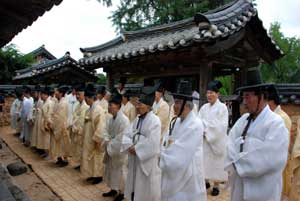 풍산류씨 문중 후손 100여 명이 26일 대종가인 양진당 입암 류중영 선생 불천위가 모셔진 사당에서 하회마을 세계문화유산 등재를 알리는 고유제를 봉행하고 있다. 엄재진기자