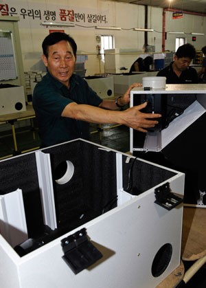 대흥정밀공업㈜ 이규건 대표가 공기정화기 생산라인에서 제품을 보여주고 있다. 우태욱기자 woo@msnet.co.kr
