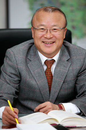 의성이 고향인 김 차관은 청로초, 의성중, 경북고, 경북대 행정학과를 졸업, 행정고시 24회에 합격했다. 박상전기자 mikypark@msnet.co.kr