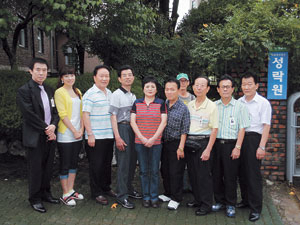 ▲이용사회 대구 중구지회 회원들이 7일 성락원을 찾아 가위손 봉사를 한 뒤 기념사진을 찍으며 환하게 웃고 있다.