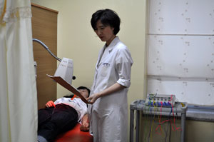 한방 진료 중 차트를 살펴보고 있는 이영자 동산영천손한의원 원장. 영천·민병곤기자