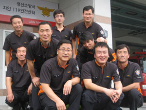 임성호(앞줄 맨 왼쪽) 부소장과 자인119안전센터 소방관들.