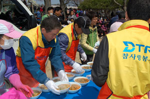 2006년 6월 설립된 대구도시철도공사 봉사단은 어려운 이웃과 농촌을 돕는 데 앞장서고 있다. 무료급식 행사 모습.