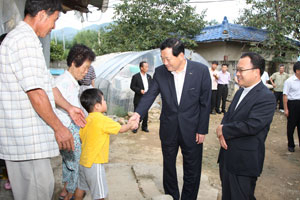 김항곤 군수와 김기진 신부가 미영 양 가족을 격려하고 있다.