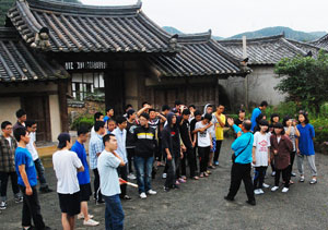 경기도 안산공고 수학여행단이 개실마을을 찾아 문화유산해설사로부터 설명을 듣고 있다.