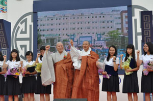 9일 영천 선화여고에서 열린 학교법인 동곡학원 이사장 취임식에서 조계종 총무원장 자승(중앙 왼쪽)스님과 은해사 주지 돈관스님이 학생들과 함께 파이팅을 외치고 있다. 민병곤기자